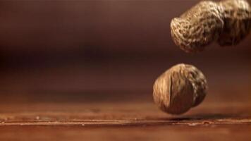 Erdnüsse fallen auf das Tisch. gefilmt auf ein schnelle Geschwindigkeit Kamera beim 1000 fps. hoch Qualität fullhd Aufnahmen video