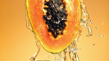 frisch Papaya mit ein Spritzen von Saft. gefilmt auf ein schnelle Geschwindigkeit Kamera beim 1000 fps. hoch Qualität fullhd Aufnahmen video