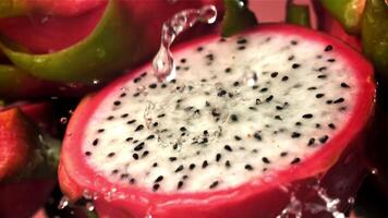 druppels van water vallen Aan een tropisch draak fruit. gefilmd Aan een hoge snelheid camera Bij 1000 fps. hoog kwaliteit full HD beeldmateriaal video