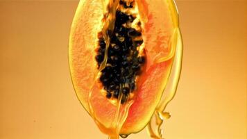 frisch Papaya mit ein Spritzen von Saft. gefilmt auf ein schnelle Geschwindigkeit Kamera beim 1000 fps. hoch Qualität fullhd Aufnahmen video