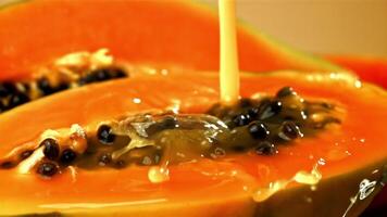 Fresco papaya con un chapoteo de jugo. filmado en un alta velocidad cámara a 1000 fps. alto calidad full HD imágenes video