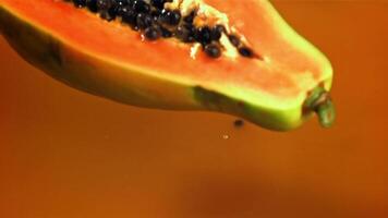 el papaya caídas dentro el jugo con salpicaduras filmado en un alta velocidad cámara a 1000 fps. alto calidad full HD imágenes video