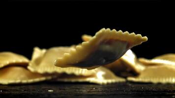 Italiaans ravioli valt Aan de tafel. gefilmd Aan een hoge snelheid camera Bij 1000 fps. hoog kwaliteit full HD beeldmateriaal video