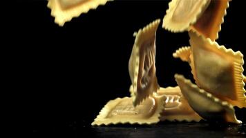 italiensk ravioli falls på de tabell. filmad på en hög hastighet kamera på 1000 fps. hög kvalitet full HD antal fot video