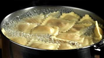 ravioli pasta in koken water. gefilmd Aan een hoge snelheid camera Bij 1000 fps. hoog kwaliteit full HD beeldmateriaal video