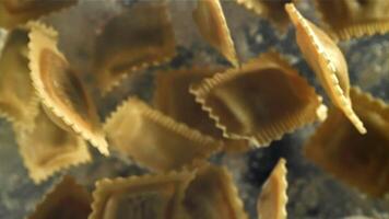 ravioli volare su e autunno fuori uso. girato su un' alta velocità telecamera a 1000 fps. alto qualità FullHD metraggio video