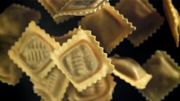 ravioli volare su e autunno fuori uso. girato su un' alta velocità telecamera a 1000 fps. alto qualità FullHD metraggio video