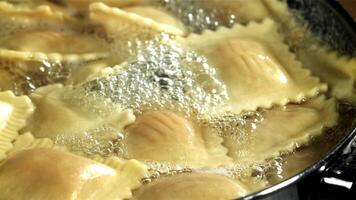 ravioli pasta in koken water. gefilmd Aan een hoge snelheid camera Bij 1000 fps. hoog kwaliteit full HD beeldmateriaal video