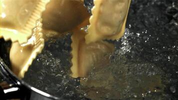 Italiaans ravioli valt in een pot van water. gefilmd Aan een hoge snelheid camera Bij 1000 fps. hoog kwaliteit full HD beeldmateriaal video