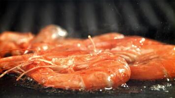 il gamberetto è fritte nel un' padella con un' spruzzata. girato su un' alta velocità telecamera a 1000 fps. alto qualità FullHD metraggio video