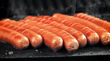 worstjes zijn gebakken met spatten in een pan. gefilmd Aan een hoge snelheid camera Bij 1000 fps. hoog kwaliteit full HD beeldmateriaal video