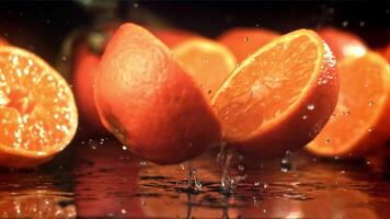 ein Mandarine geht kaputt in zwei Hälften wann es Stürze. gefilmt auf ein schnelle Geschwindigkeit Kamera beim 1000 fps. hoch Qualität fullhd Aufnahmen video