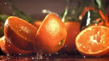 ein Mandarine geht kaputt in zwei Hälften wann es Stürze. gefilmt auf ein schnelle Geschwindigkeit Kamera beim 1000 fps. hoch Qualität fullhd Aufnahmen video