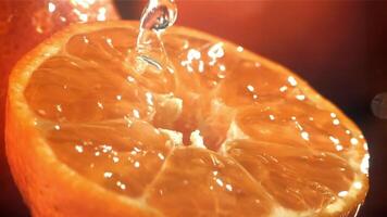 regndroppar droppa på en färsk mandarin. filmad på en hög hastighet kamera på 1000 fps. hög kvalitet full HD antal fot video