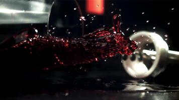 uma vidro do vermelho vinho cai em a mesa. filmado em uma alta velocidade Câmera às 1000 fps. Alto qualidade fullhd cenas video