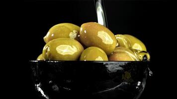 oliva olio è versato al di sopra di fresco olive. girato su un' alta velocità telecamera a 1000 fps. alto qualità FullHD metraggio video