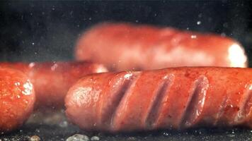 salsicce siamo fritte con spruzzi nel un' padella. girato su un' alta velocità telecamera a 1000 fps. alto qualità FullHD metraggio video