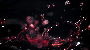 il tappi autunno in il rosso vino. girato su un' alta velocità telecamera a 1000 fps. alto qualità FullHD metraggio video