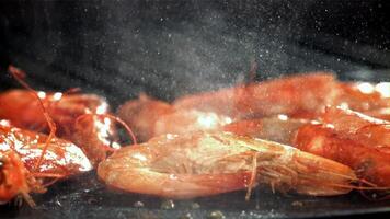 il gamberetto è fritte nel un' padella con un' spruzzata. girato su un' alta velocità telecamera a 1000 fps. alto qualità FullHD metraggio video