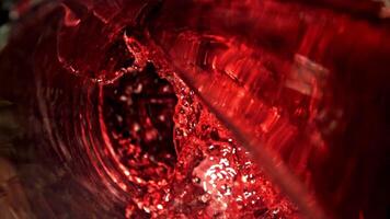 rood wijn is gegoten in een glas. top visie. gefilmd Aan een hoge snelheid camera Bij 1000 fps. hoog kwaliteit full HD beeldmateriaal video