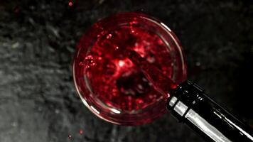 rojo vino es vertido dentro un vaso. parte superior vista. filmado en un alta velocidad cámara a 1000 fps. alto calidad full HD imágenes video