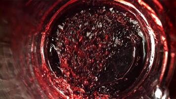 rot Wein ist gegossen in ein Glas. oben Sicht. gefilmt auf ein schnelle Geschwindigkeit Kamera beim 1000 fps. hoch Qualität fullhd Aufnahmen video