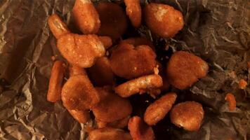 kyckling nuggets flyga upp och falla ner. filmad på en hög hastighet kamera på 1000 fps. hög kvalitet full HD antal fot video