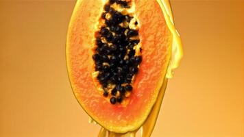 frisch Papaya mit ein Spritzen von Saft. gefilmt auf ein schnelle Geschwindigkeit Kamera beim 1000 fps. hoch Qualität fullhd Aufnahmen video