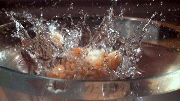 de garnalen vallen met spatten in de koken water. gefilmd Aan een hoge snelheid camera Bij 1000 fps. hoog kwaliteit full HD beeldmateriaal video