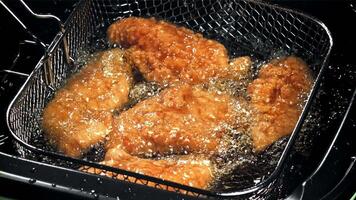 pollo pepitas son frito en aceite. filmado en un alta velocidad cámara a 1000 fps. alto calidad full HD imágenes video