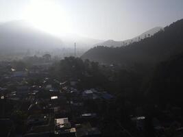 aéreo ver de un remoto pueblo tawangmangu, central Java, Indonesia foto