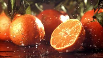 Regentropfen tropfen auf ein frisch Mandarine. gefilmt auf ein schnelle Geschwindigkeit Kamera beim 1000 fps. hoch Qualität fullhd Aufnahmen video