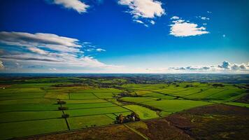 aéreo ver de el granja tierra en Yorkshire valles durante el verano foto