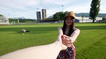 felicidad estilo de vida retrato de joven asiático mujer al aire libre en verano vestir video