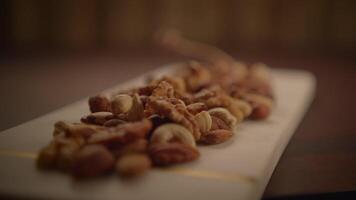 mezclado nueces de Almendras pacana nueces anacardos avellanas en de madera mesa video