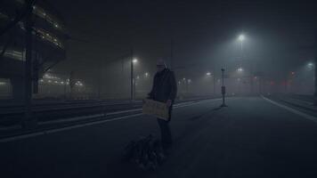 deprimiert arbeitslos Senior obdachlos Bettler Sein Arm nach Job Verlust video