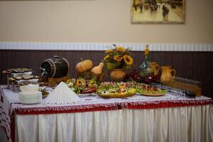 abastecimiento para fiesta. cerca arriba de sándwiches, aperitivos y fruta. canapé foto