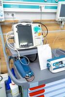 médico instrumentos para tomando cuidado paciente. técnico recursos en moderno hospital en cuarentena. foto