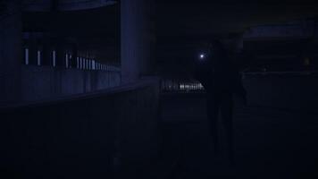 encapuchado audaz mujer caminando en abandonado urbano pueblo a crepúsculo ligero video