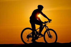 silueta de un deportivo ciclista en casco en un bicicleta. activo estilo de vida concepto foto