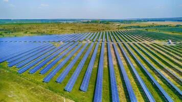 solar poder planta en el campo. aéreo ver de solar paneles solar granja. el fuente de ecológico renovable energía. foto