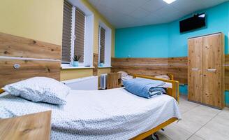 moderno y cómodo equipado hospital habitación con un vacío camas, equipado para recuperación después tratamiento foto