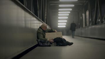 depresso disoccupato anziano senza casa mendicante essere povero dopo lavoro perdita video