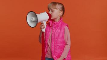 leende litet barn flicka talande med megafon, förkunna Nyheter, högt tillkännager försäljning annons video