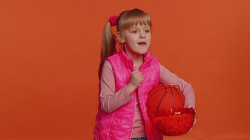 kleuter jong kind meisje basketbal ventilator aan het eten popcorn aan het doen winnaar gebaar, vieren zege winnen video