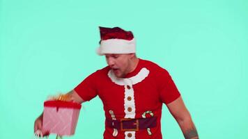 Mens in rood Kerstmis t-shirt tonen geschenk doos en 50 procent korting inscripties banier tekst Notitie video