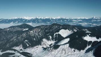 Antenne Aussicht von das schneebedeckt hoch tatras Berge im klar Wetter. Slowakei, Chopok video