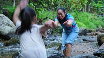 família acampamento ar livre, criança ajudando mãe manter a barraca. mãe e filha ir em a aventureiro período de férias viagem junto. saudável estilo de vida e ecoturismo. video