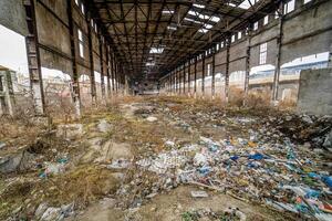 abandonado y decaido edificio interior. antiguo industrial complejo foto