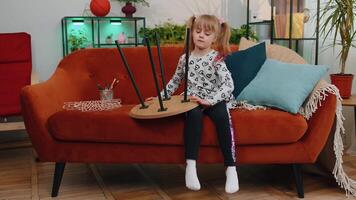 weinig kinderen meisje verzamelt nieuw modern houten meubilair bureau tafel bezig in in elkaar zetten Bij huis video
